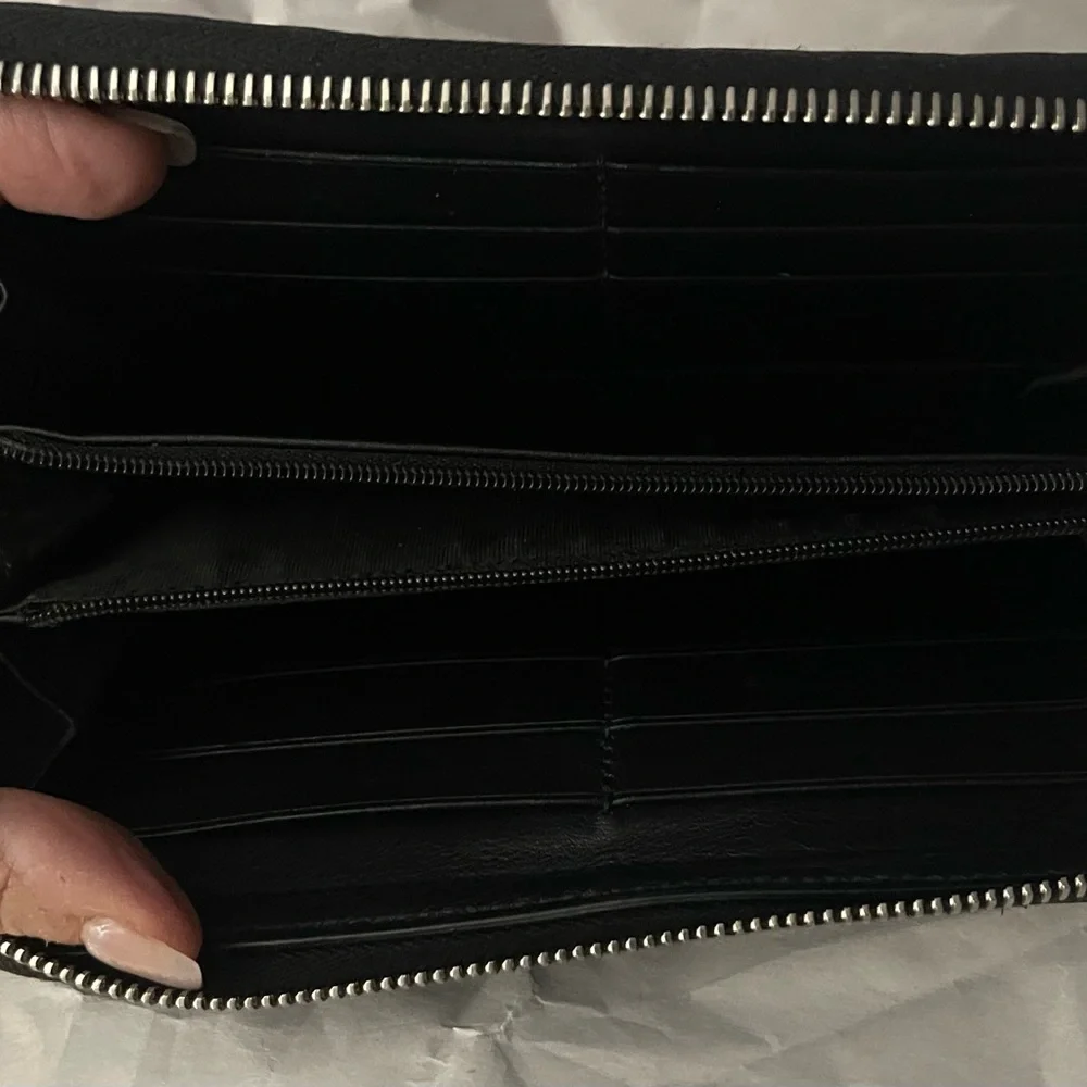 EUC Gucci women’s zip around Black Embossed Leather Wallet - Picture 11 of 16
